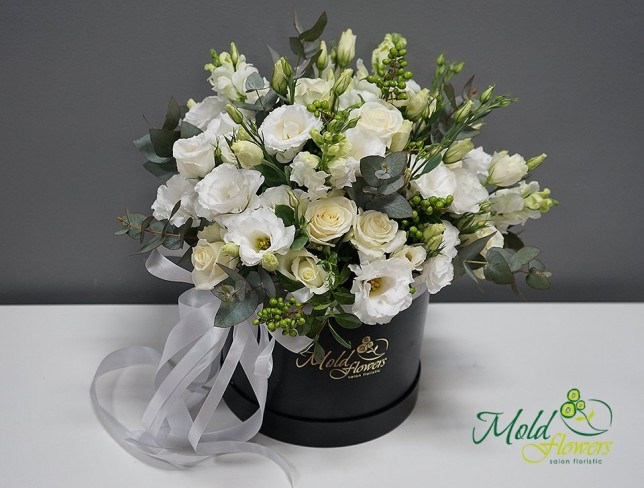 Box with white roses and eustoma ''Secret Dream'' photo